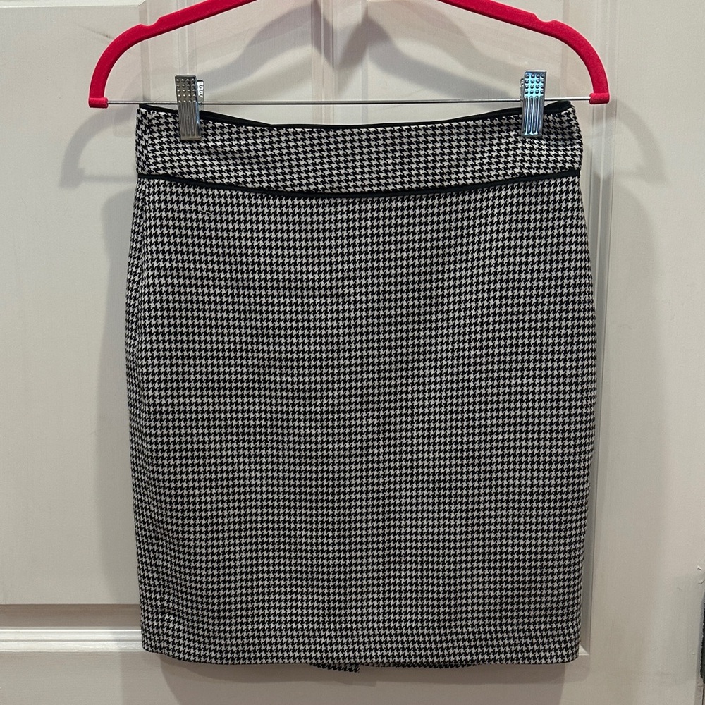 Banana Republic Monochrome Houndstooth Pencil Skirt